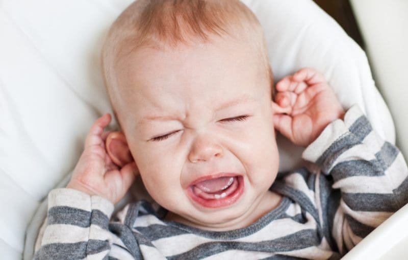 Болить вухо у дитини: що робити і чим лікувати?