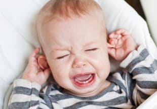 Болить вухо у дитини: що робити і чим лікувати?